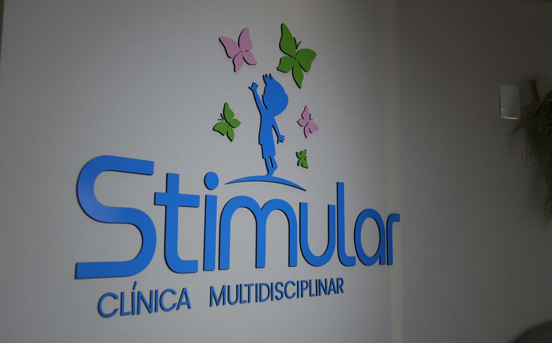 Parede com o logo da Stimular