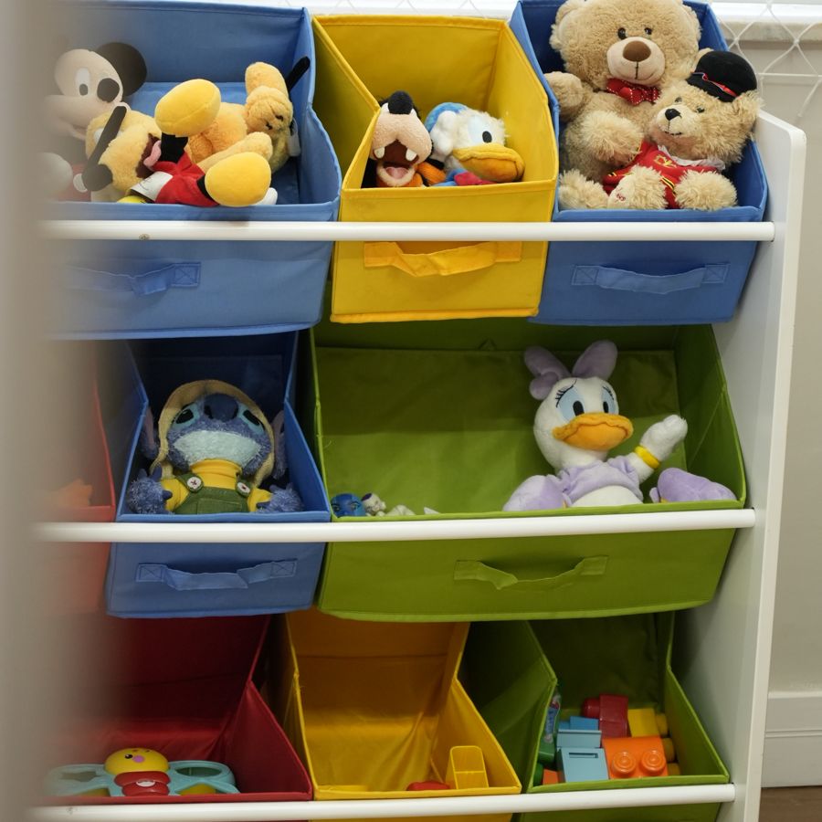 Estante colorida de brinquedos na recepção
